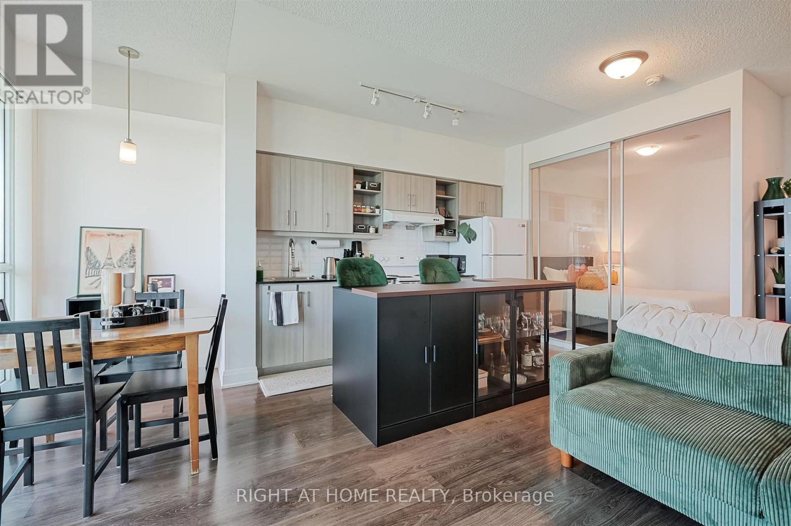 1018 - 160 Vanderhoof Avenue, Toronto, Ontario  M4G 0B7 - Photo 7 - C13637662