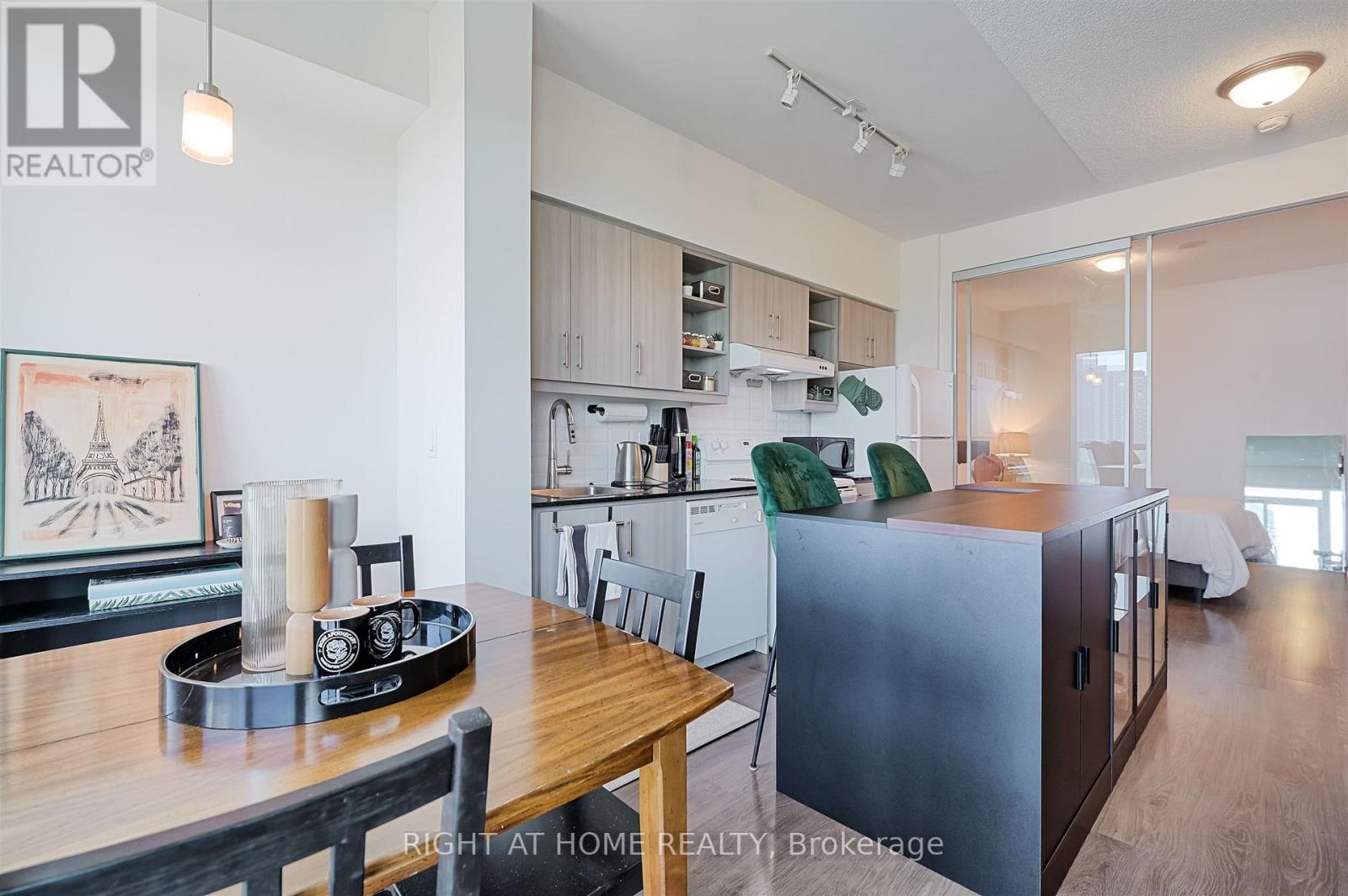 1018 - 160 Vanderhoof Avenue, Toronto, Ontario  M4G 0B7 - Photo 9 - C13637662