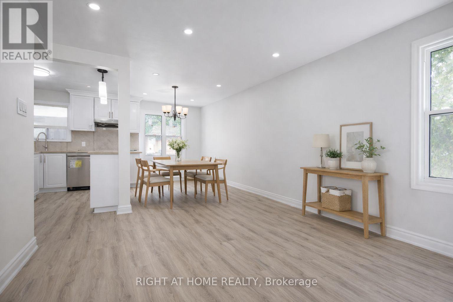 225 Essex Avenue, Richmond Hill, Ontario L4C 2C1 - Photo 2 - N13637674