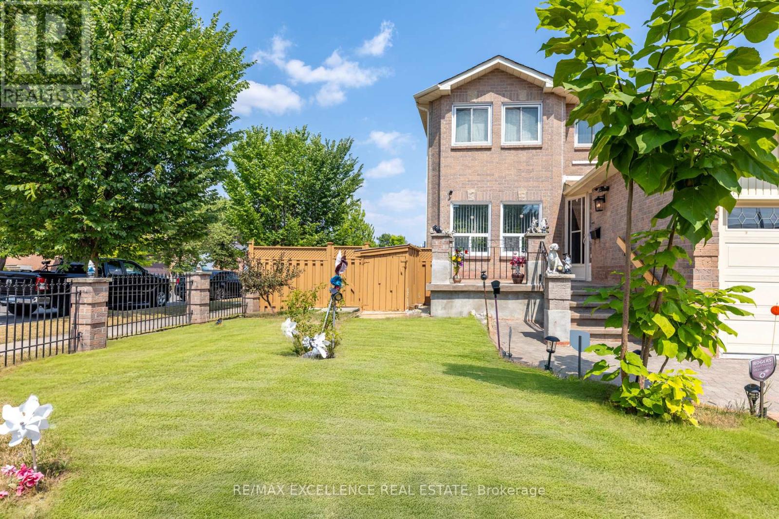 55 Atkins Circle, Brampton, Ontario  L6X 4B9 - Photo 3 - W13637696