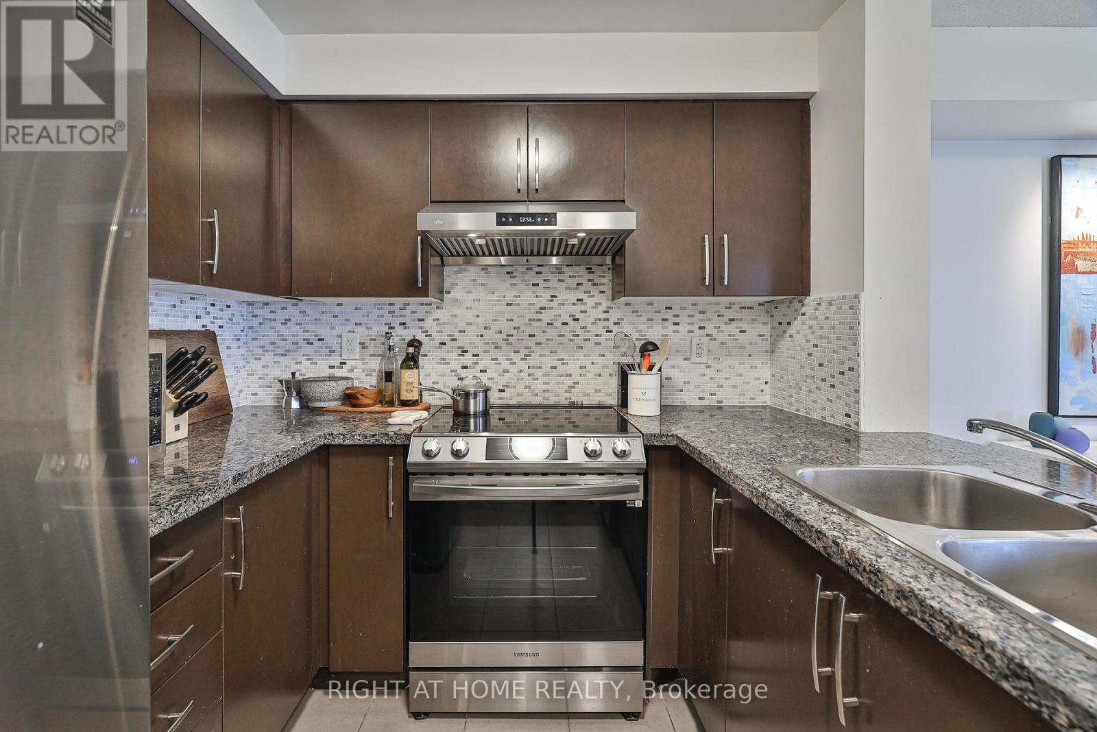 2402 - 3 Michael Power Place, Toronto, Ontario  M9A 0A2 - Photo 15 - W13637814