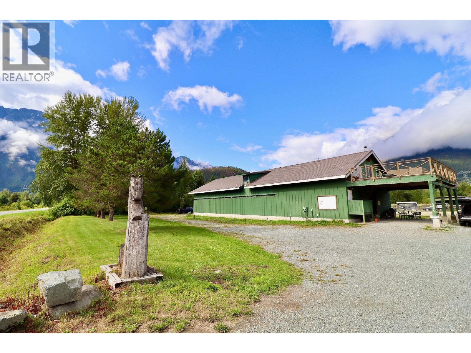 7395 Clover Road, Pemberton, British Columbia  V0N 2L0 - Photo 2 - R3093319