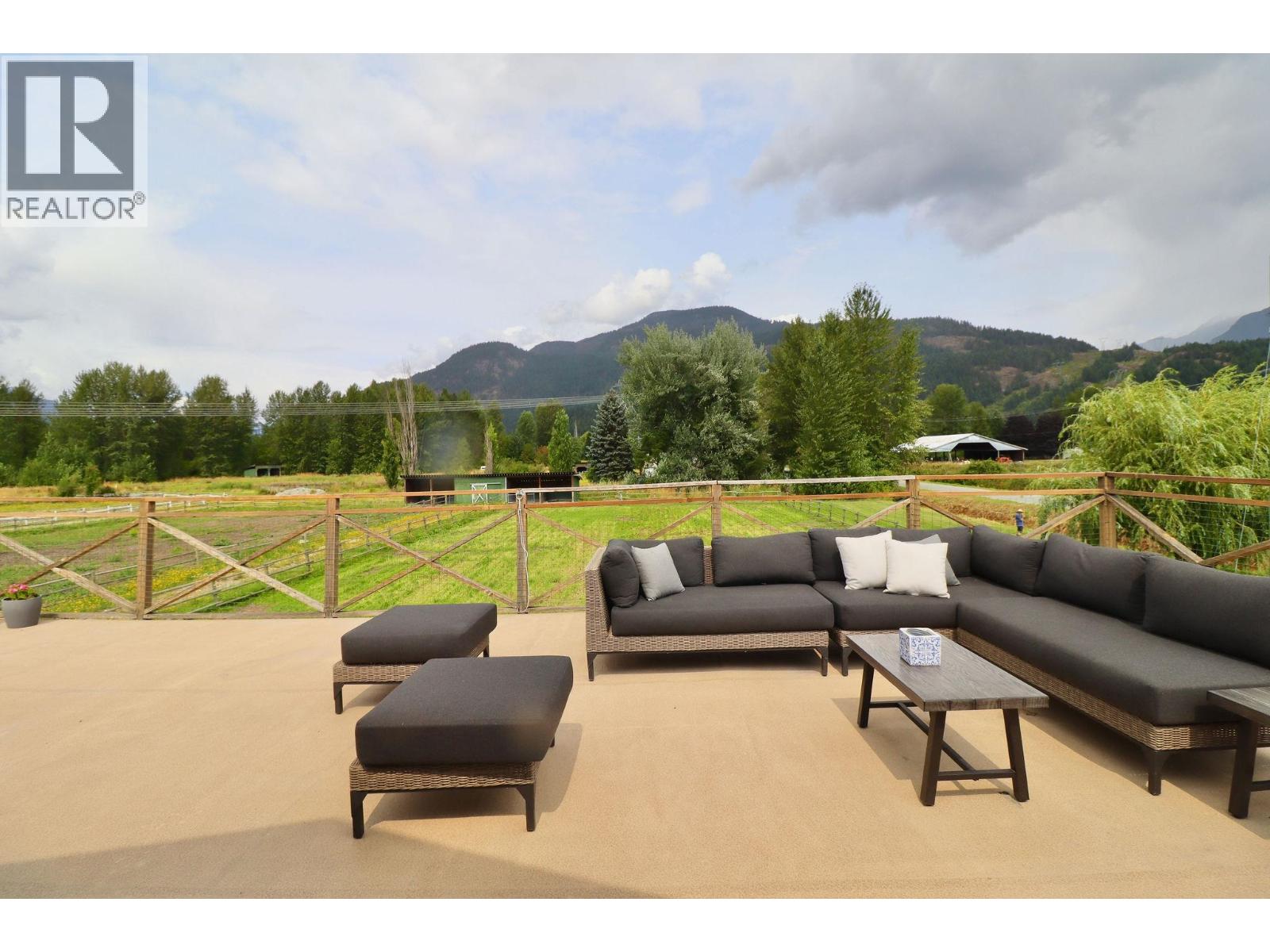 7395 Clover Road, Pemberton, British Columbia  V0N 2L0 - Photo 6 - R3093319