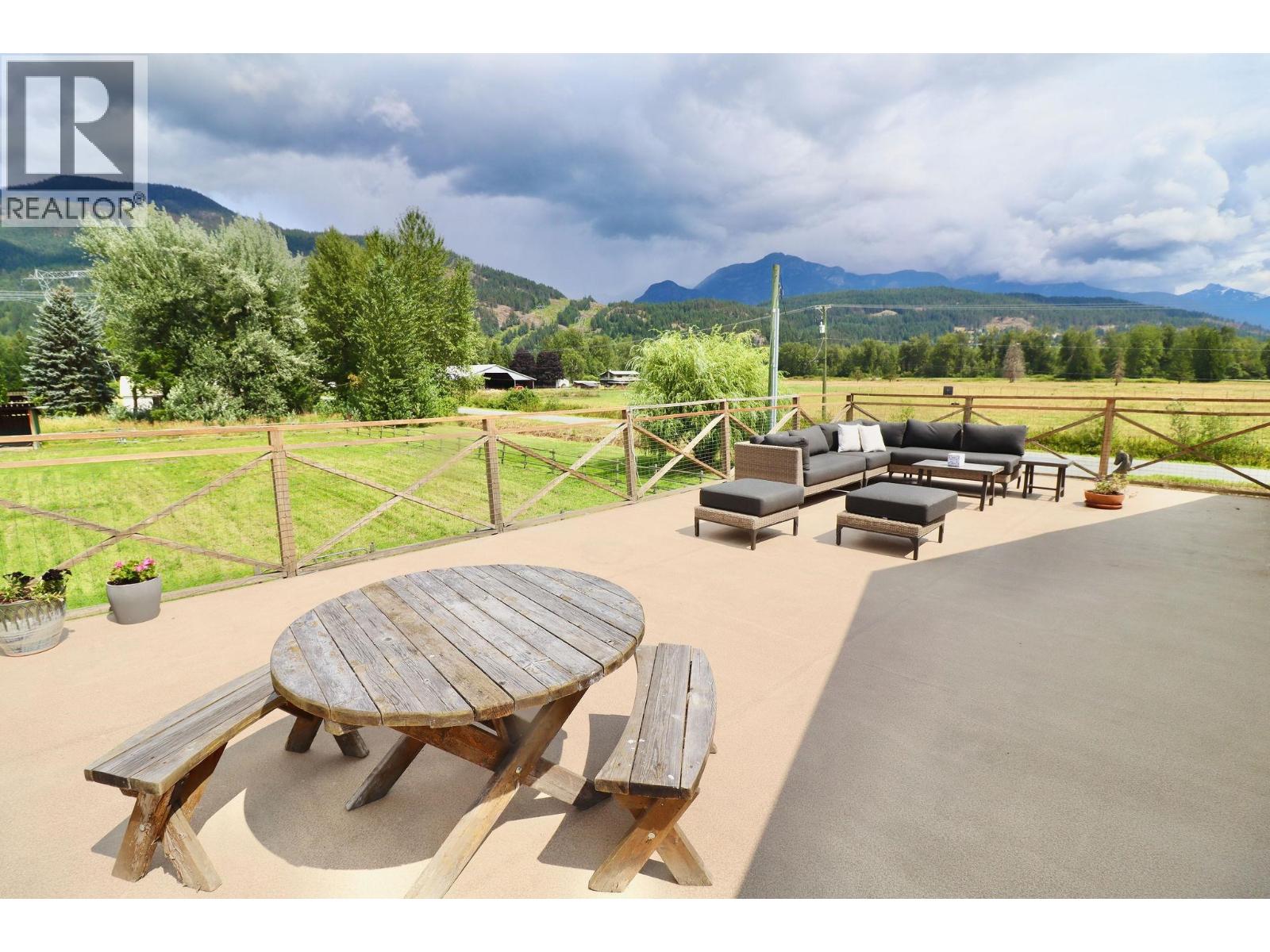 7395 Clover Road, Pemberton, British Columbia  V0N 2L0 - Photo 5 - R3093319
