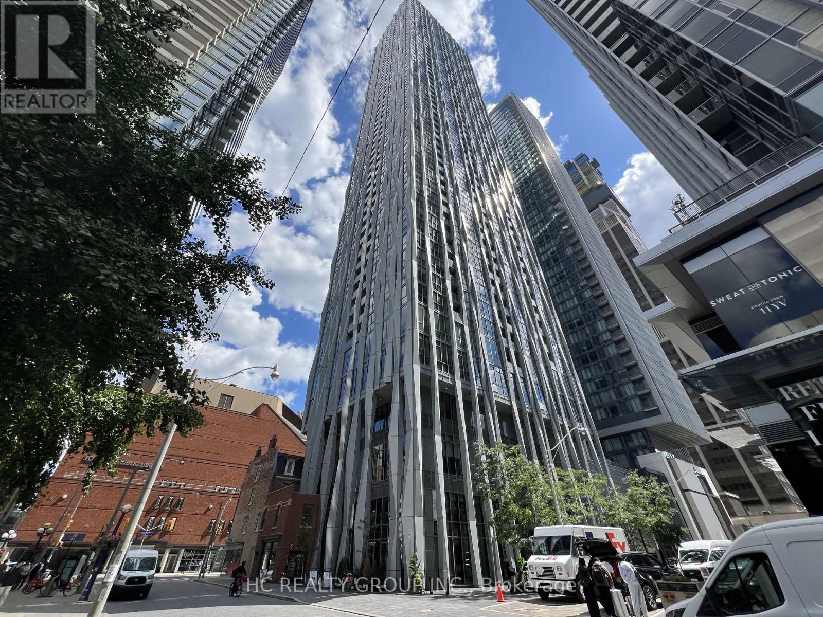 <div class="slider-price">$670,000</div><p>1 Yorkville Ave 4512 Avenue, Toronto, Ontario</p>