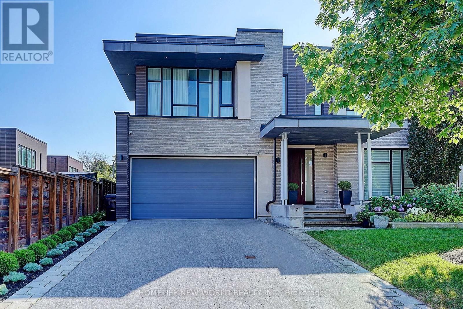 <div class="slider-price">$4,089,000</div><p>7 Valliere Place W, Toronto, Ontario</p>