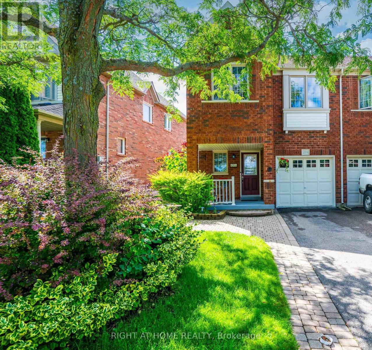 204 Burgess Crescent, Newmarket, Ontario L3X 2T9 - Photo 2 - N13637838