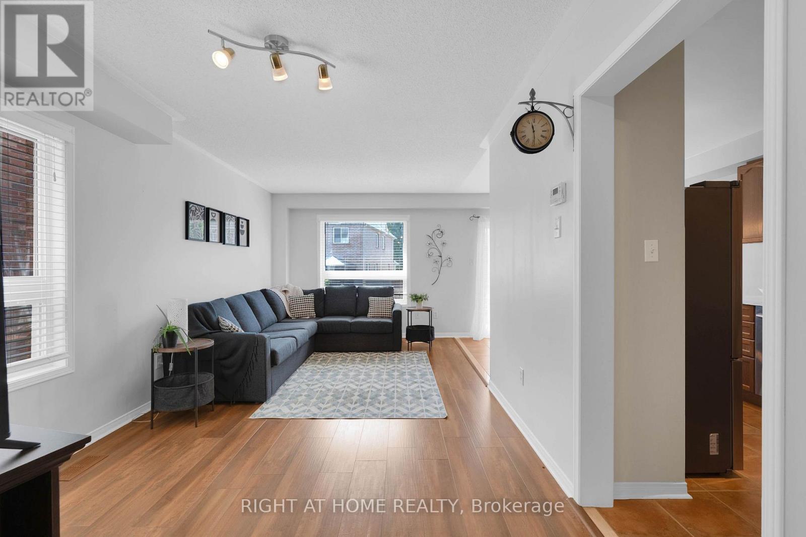 204 Burgess Crescent, Newmarket, Ontario L3X 2T9 - Photo 4 - N13637838