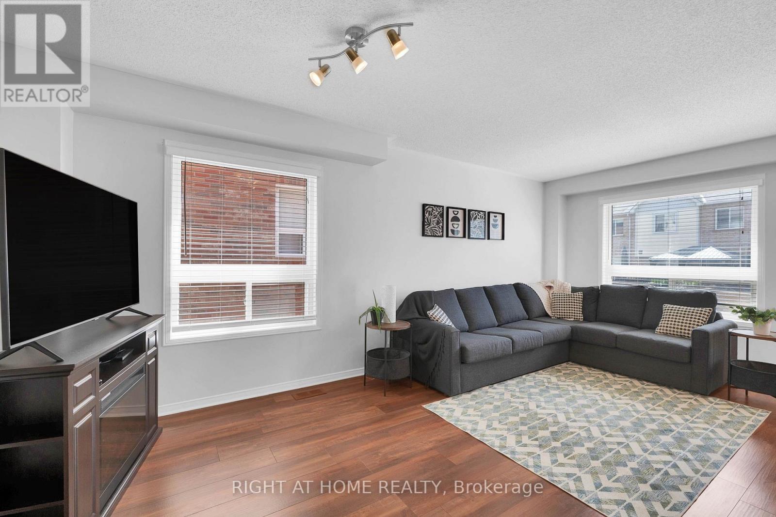 204 Burgess Crescent, Newmarket, Ontario L3X 2T9 - Photo 5 - N13637838