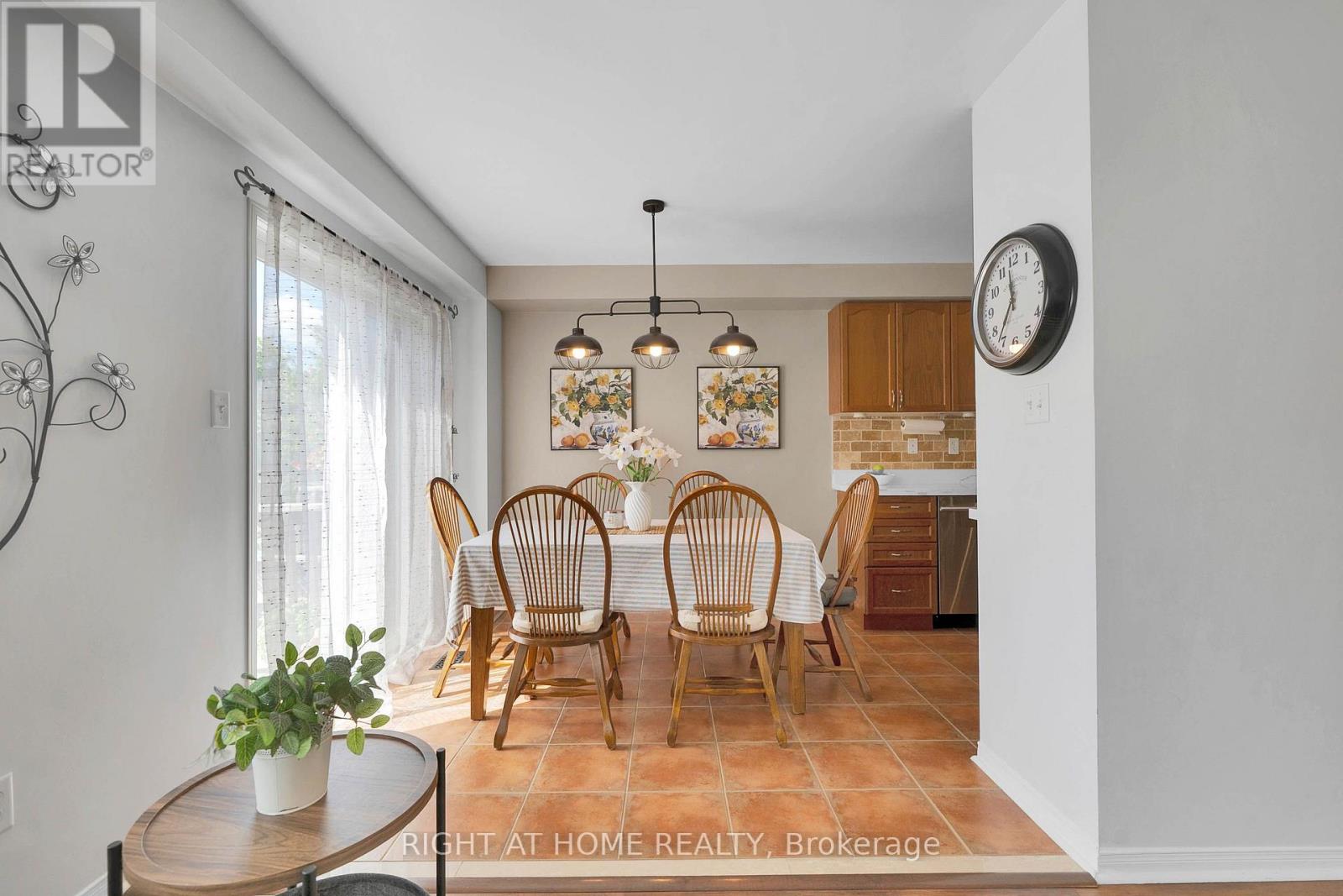 204 Burgess Crescent, Newmarket, Ontario L3X 2T9 - Photo 6 - N13637838