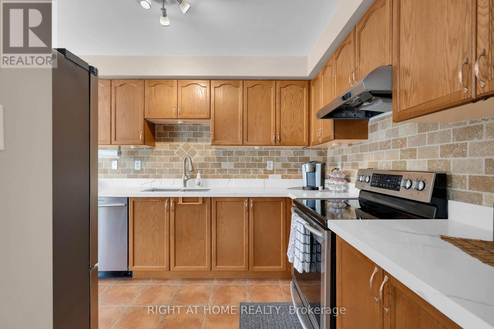 204 Burgess Crescent, Newmarket, Ontario L3X 2T9 - Photo 7 - N13637838