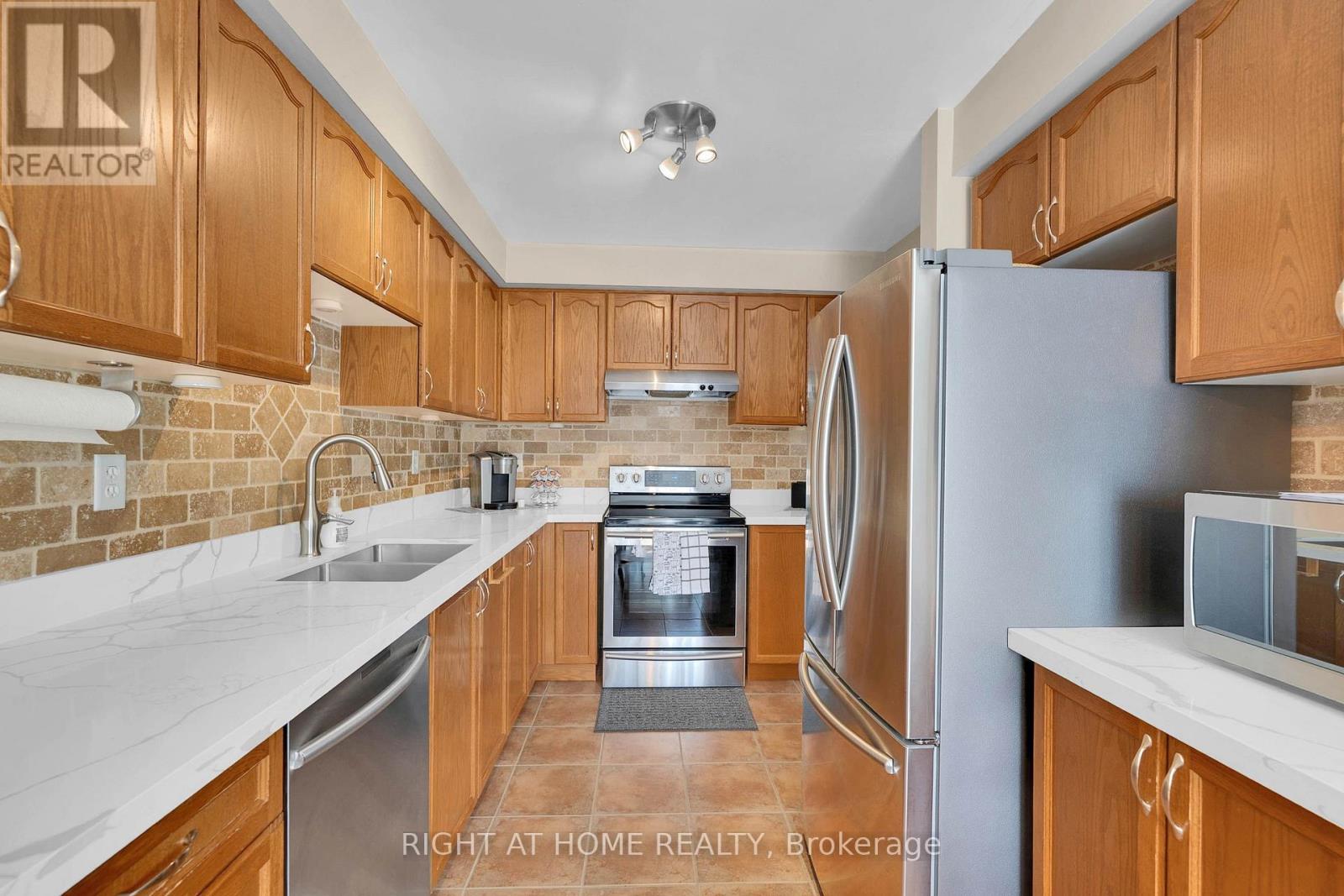 204 Burgess Crescent, Newmarket, Ontario L3X 2T9 - Photo 8 - N13637838