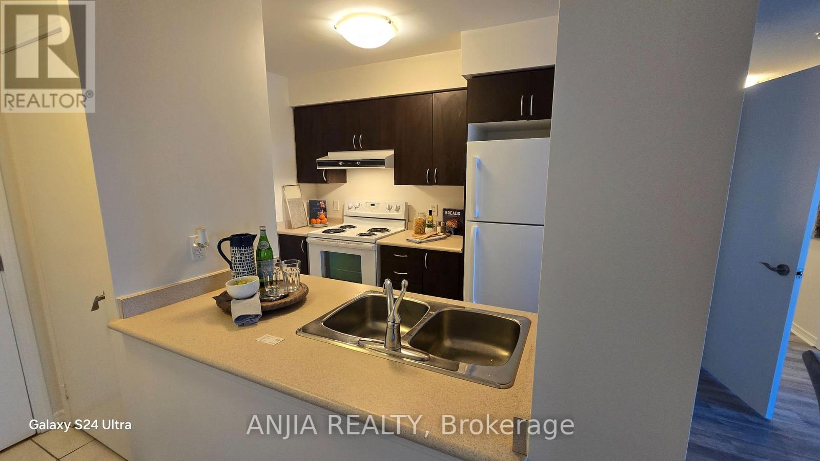 1510 - 61 Heintzman Street, Toronto, Ontario  M6P 5A2 - Photo 3 - W13637894