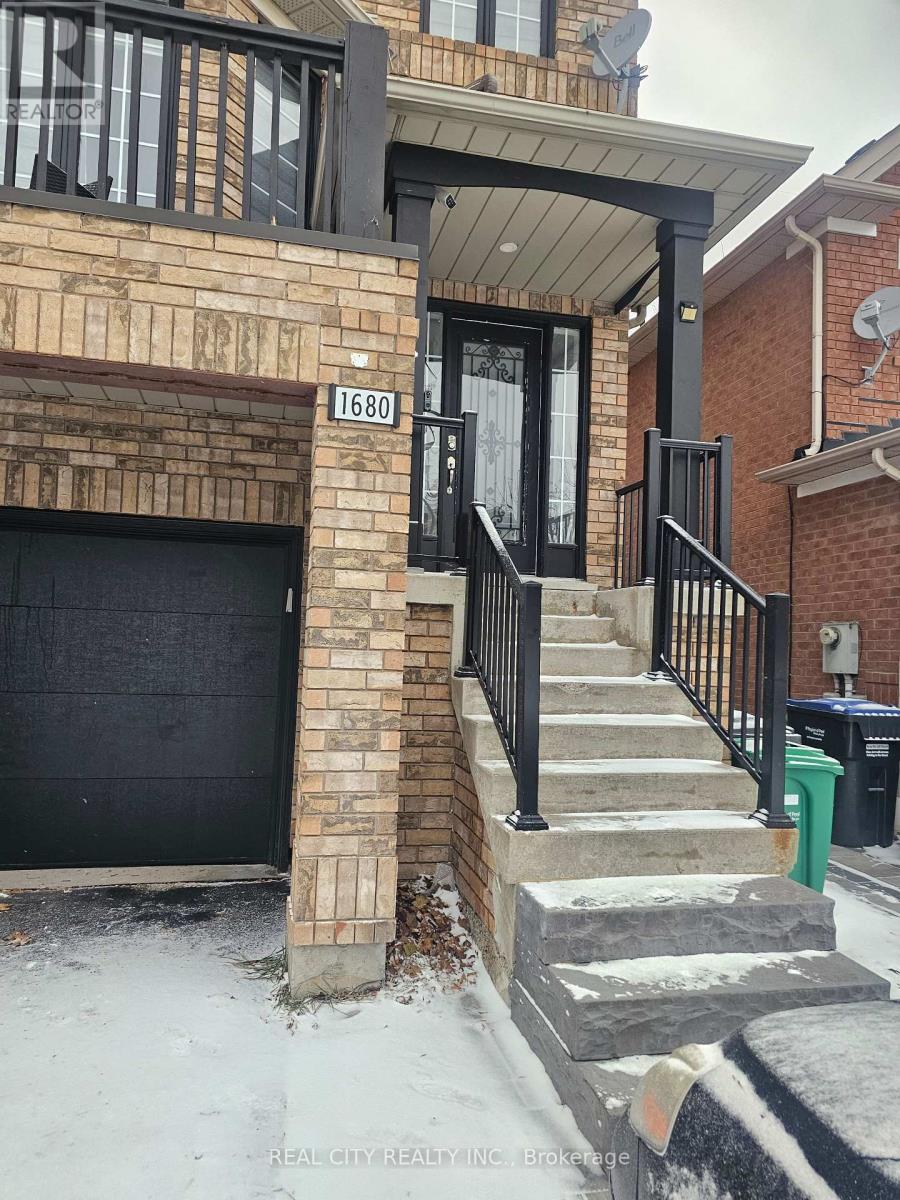 1680 Samuelson Circle, Mississauga, Ontario  L5N 7Z7 - Photo 3 - W13637968