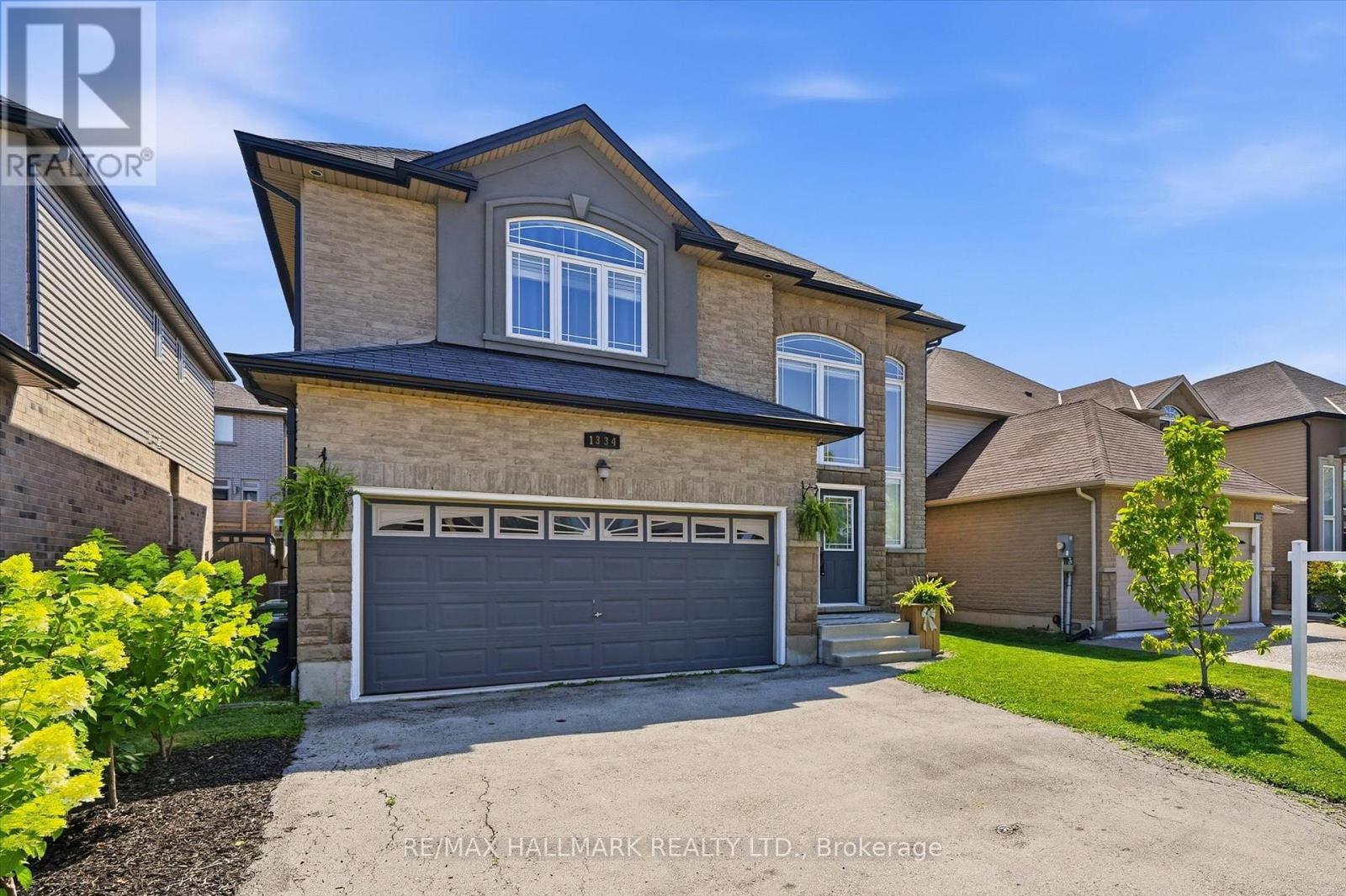 1334 Upper Paradise Road, Hamilton, Ontario  L9B 0C3 - Photo 2 - X13638022
