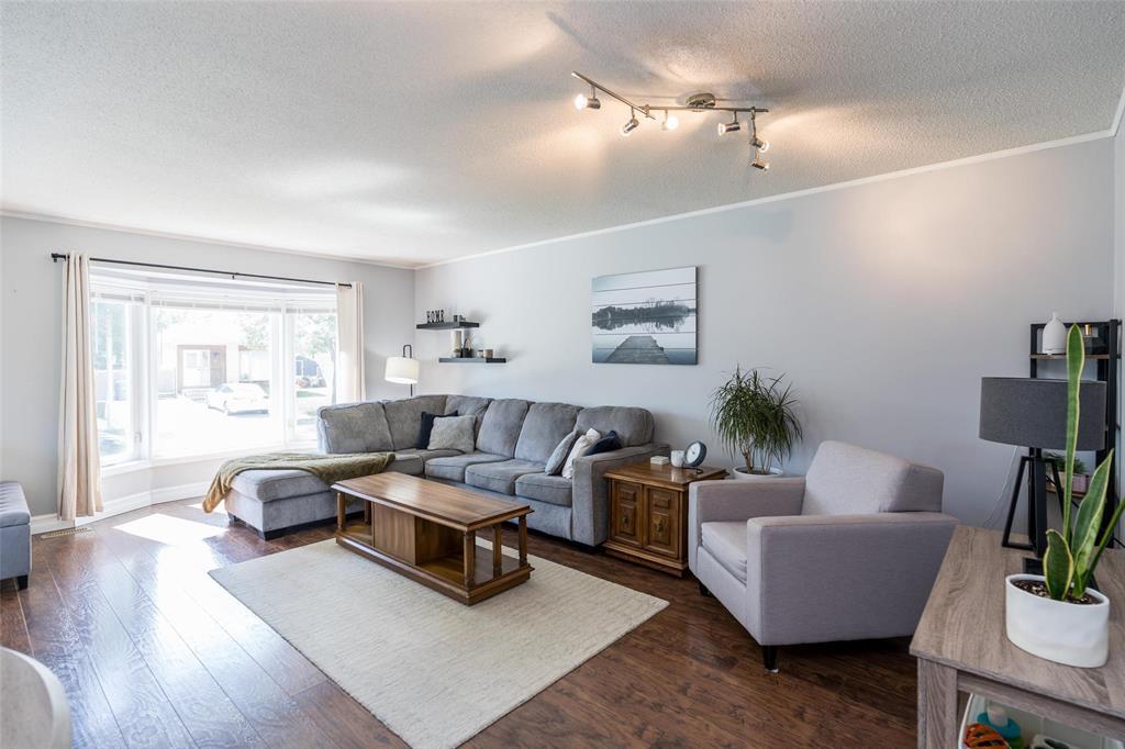 109 Harlesden Drive, Winnipeg, Manitoba  R2N 3V2 - Photo 3 - 202619469