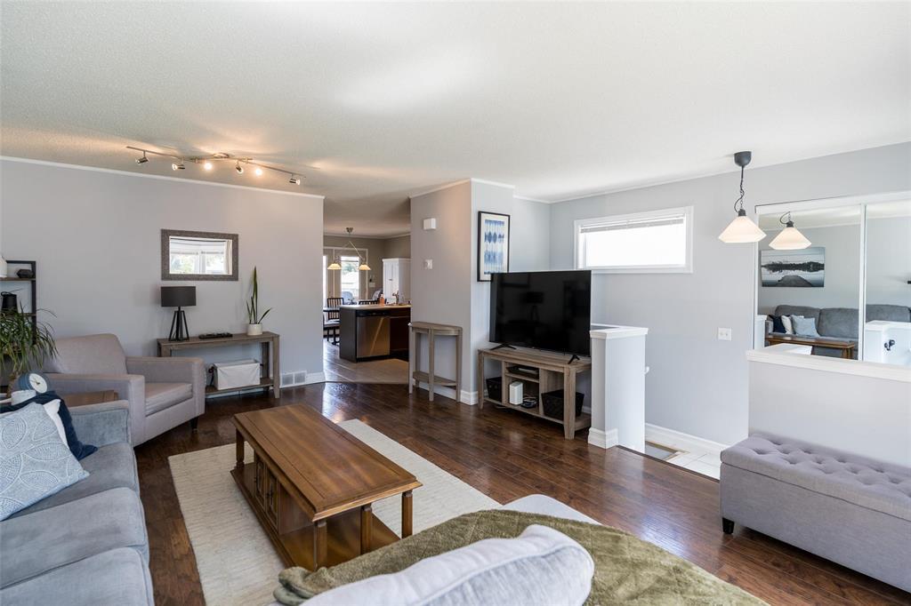 109 Harlesden Drive, Winnipeg, Manitoba  R2N 3V2 - Photo 5 - 202619469