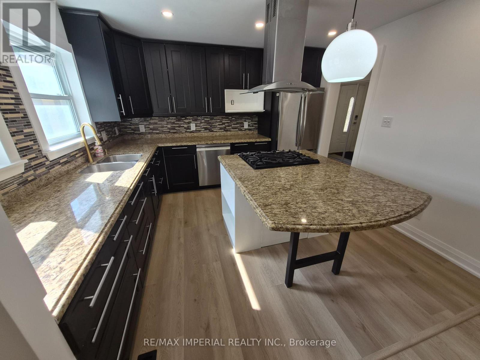 757 Pam Crescent, Newmarket, Ontario  L3Y 5B7 - Photo 2 - N13638150