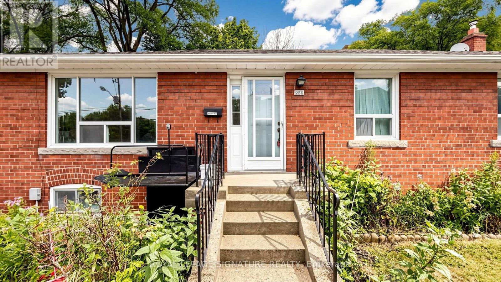 256 Ferris Road, Toronto, Ontario  M4B 1H6 - Photo 2 - E13636372