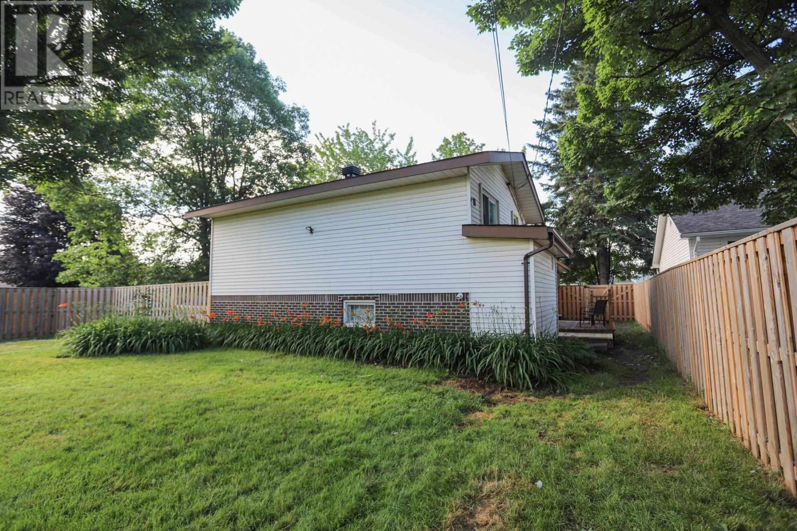 74 Grandriver Cres, Sault Ste. Marie, Ontario  P6B 3S1 - Photo 3 - SM261834