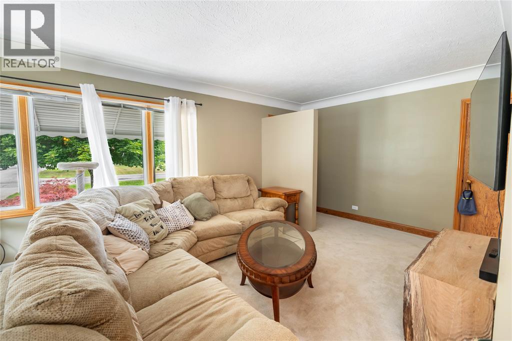 416 Ignatiefna Street, Petrolia, Ontario  N0N 1R0 - Photo 7 - 26018354
