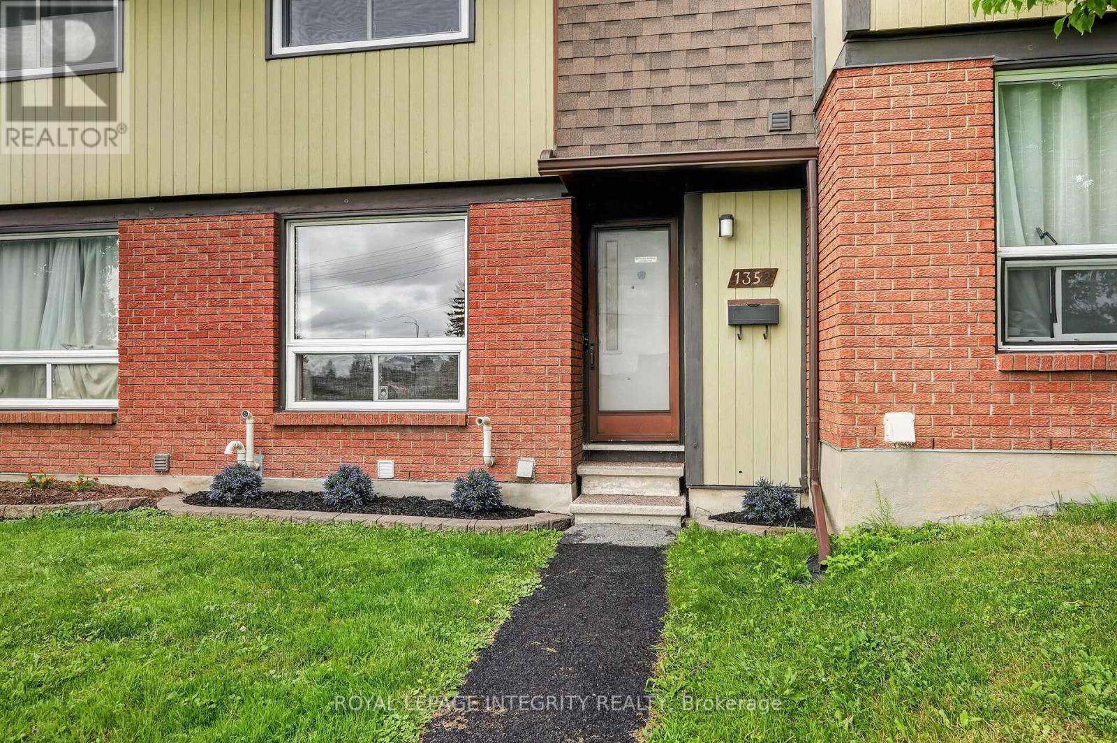 1352 Bakker Court, Ottawa, Ontario  K1C 2K4 - Photo 2 - X13638270