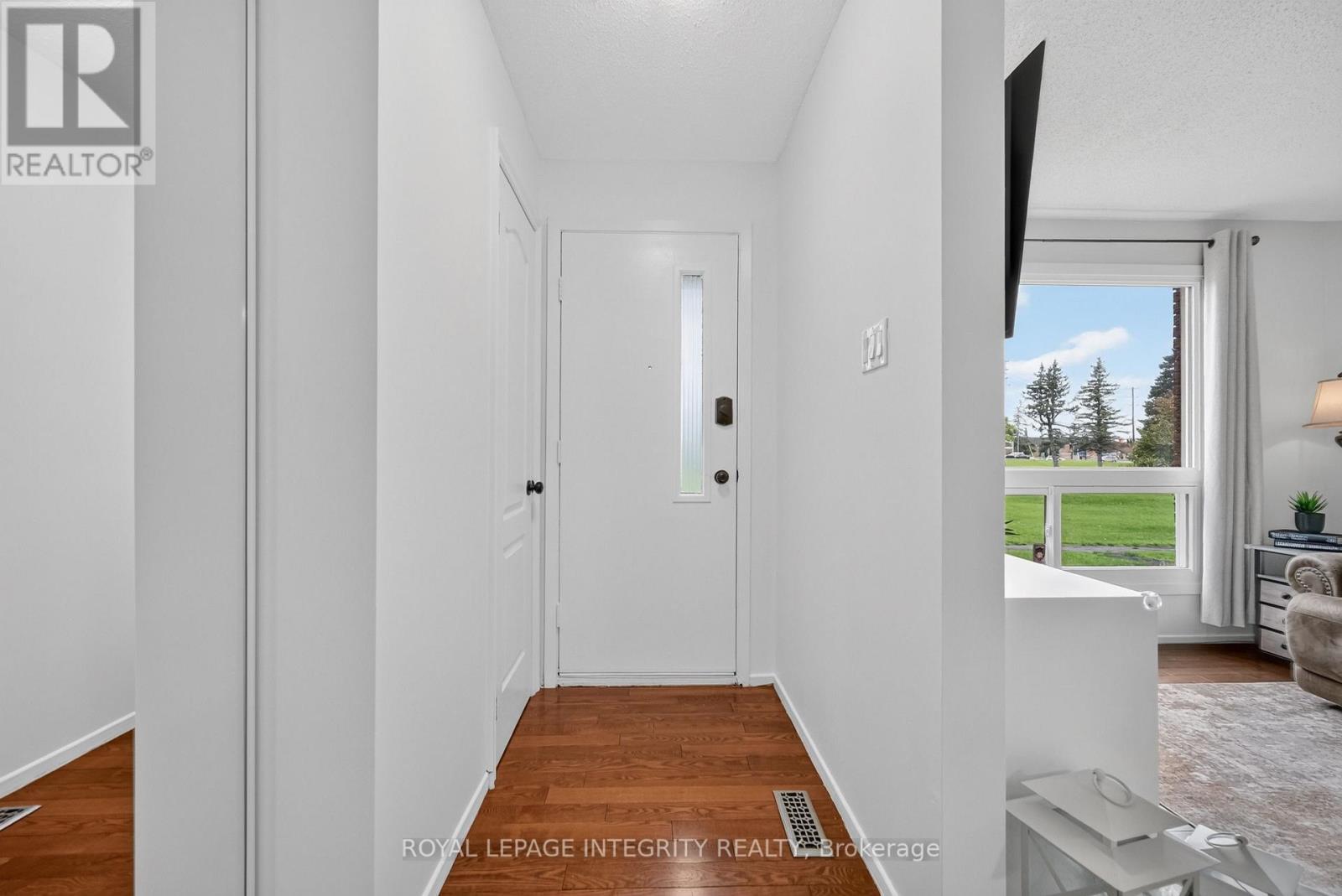 1352 Bakker Court, Ottawa, Ontario  K1C 2K4 - Photo 3 - X13638270