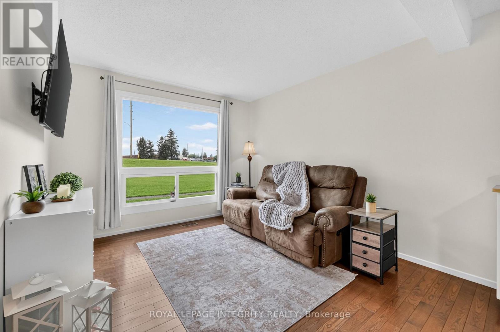 1352 Bakker Court, Ottawa, Ontario  K1C 2K4 - Photo 5 - X13638270