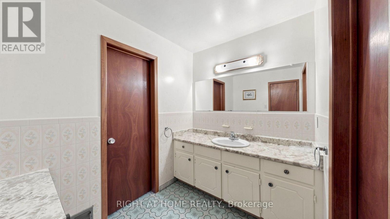 20 Torrens Avenue, Toronto, Ontario  M4K 2H8 - Photo 17 - E13638278