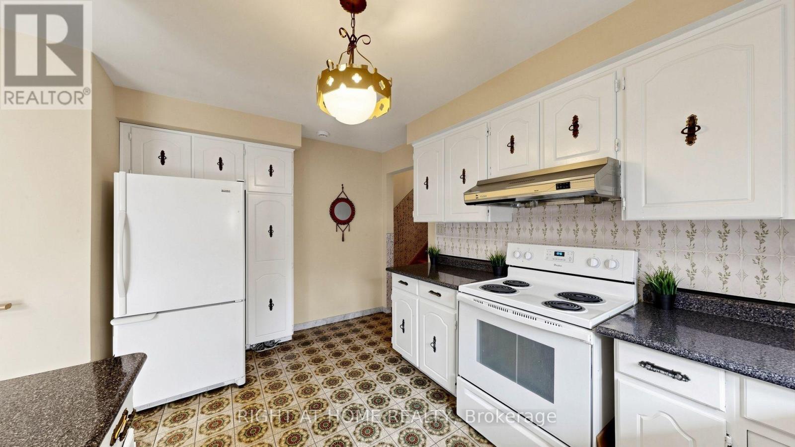 20 Torrens Avenue, Toronto, Ontario  M4K 2H8 - Photo 7 - E13638278