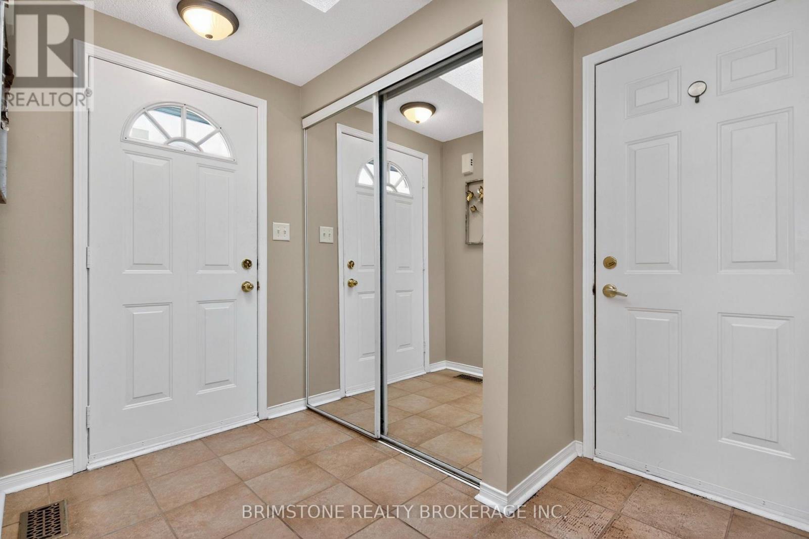 9 Holly Meadow Road, Barrie, Ontario  L4N 8S1 - Photo 2 - S13638182