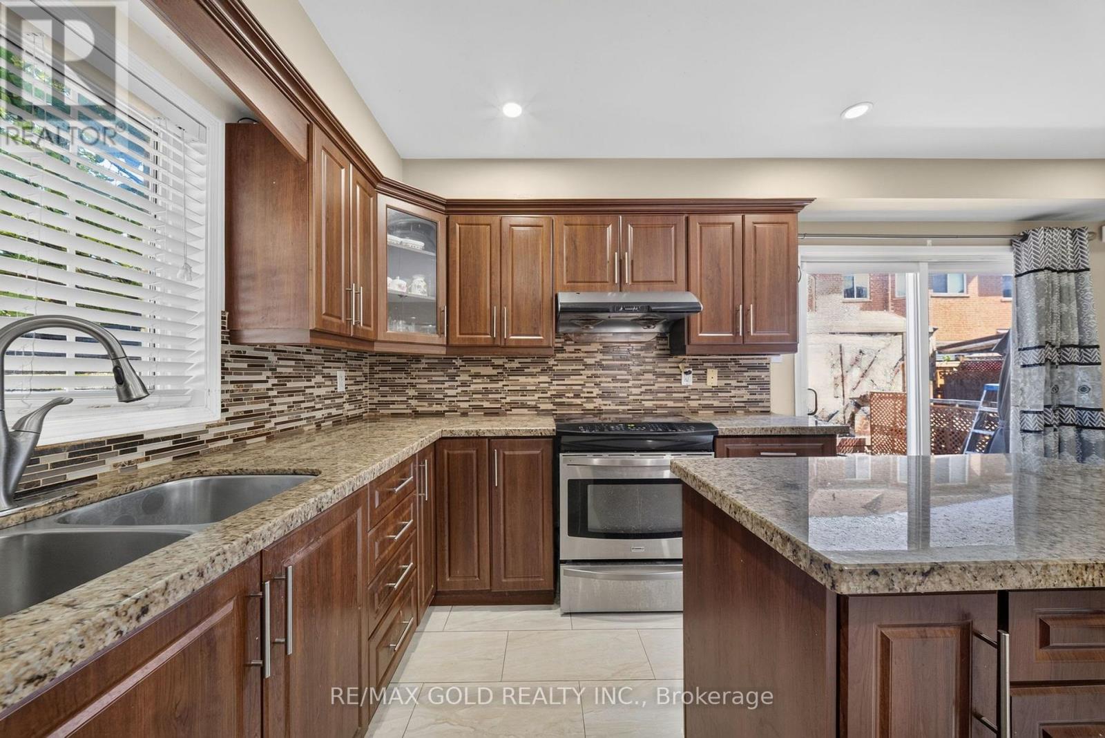 4 Sunnyview Road, Brampton, Ontario  L7A 3E3 - Photo 12 - W13638206