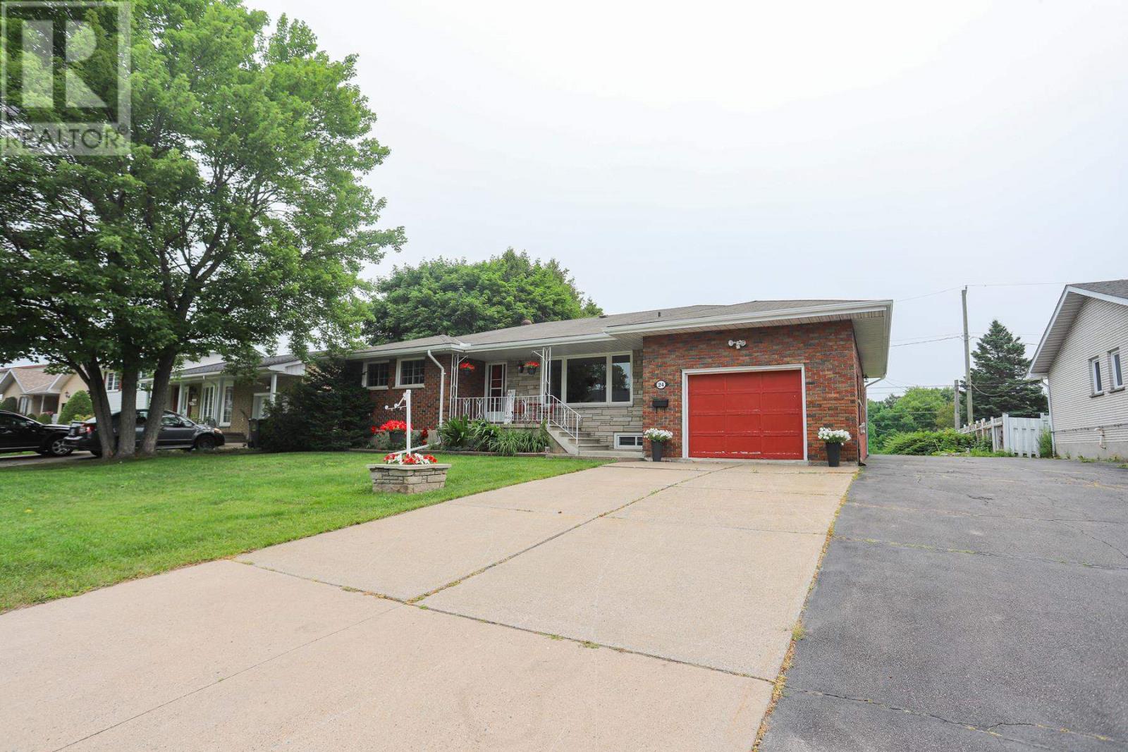 24 Granite St, Sault Ste. Marie, Ontario  P6B 4T1 - Photo 2 - SM261908