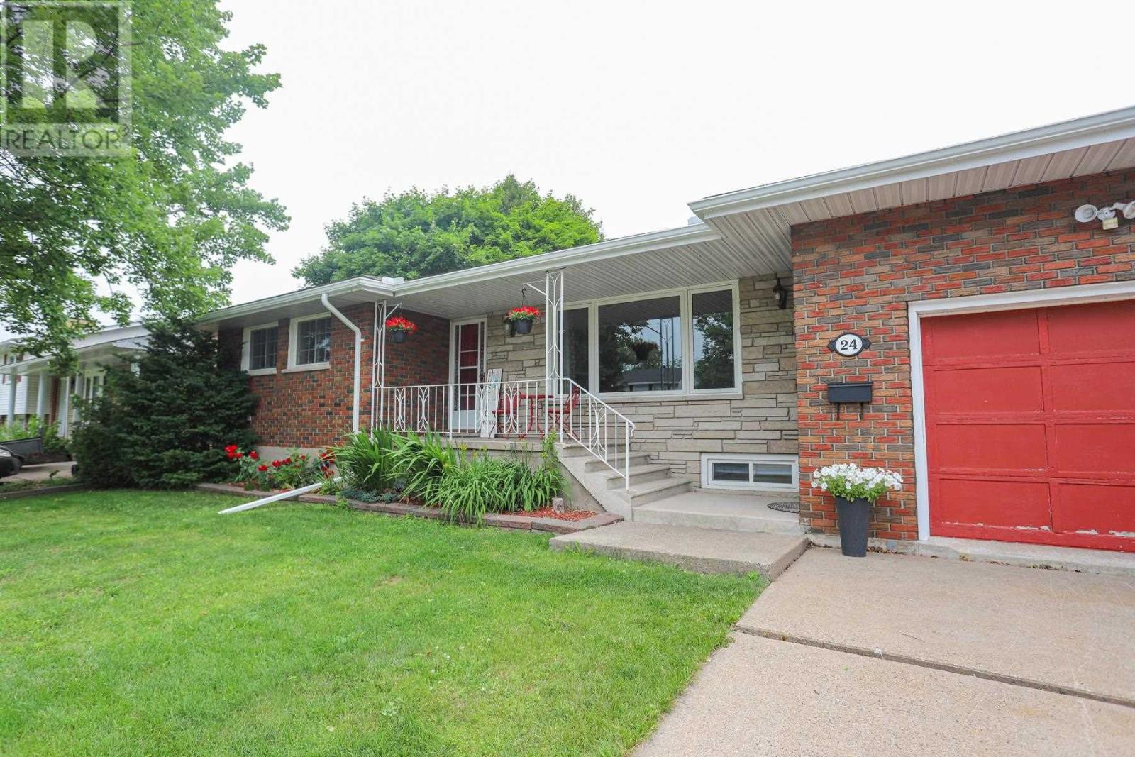 24 Granite St, Sault Ste. Marie, Ontario  P6B 4T1 - Photo 3 - SM261908