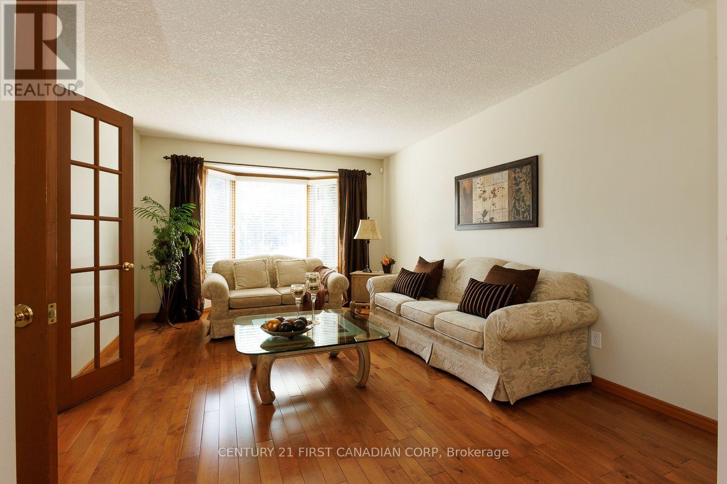 255 Deveron Crescent, London South, Ontario  N5Z 4N2 - Photo 4 - X13638370