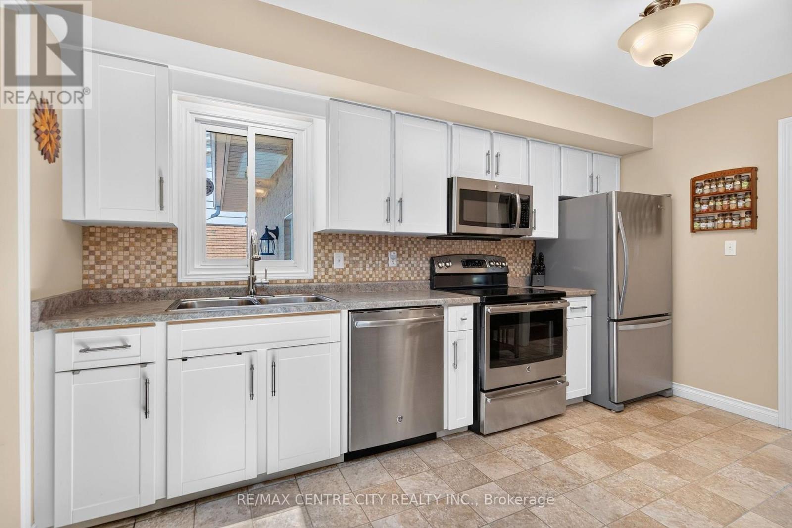 37 Luton Crescent, St. Thomas, Ontario  N5R 5J9 - Photo 4 - X13638376