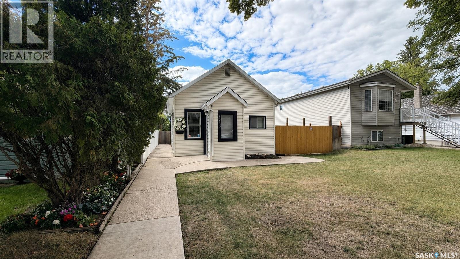 413 L Avenue N, Saskatoon, Saskatchewan  S7L 2P6 - Photo 1 - SK044397