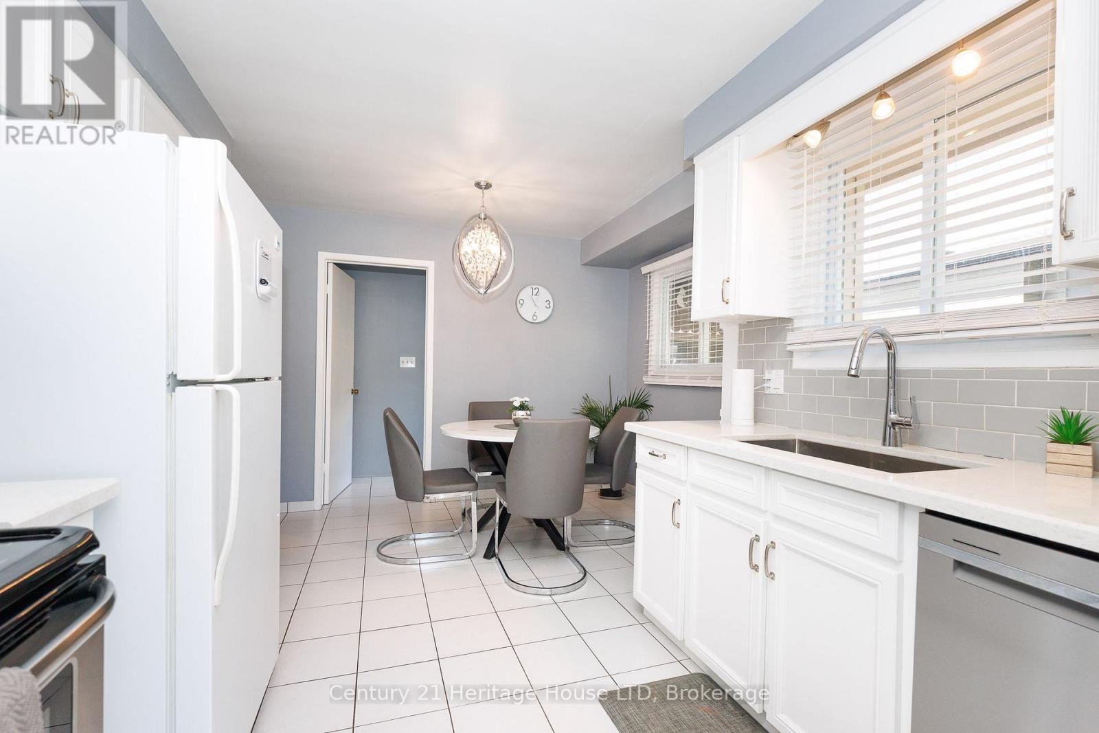 8086 Paddock Trail Drive, Niagara Falls, Ontario  L2H 1X3 - Photo 7 - X13638760