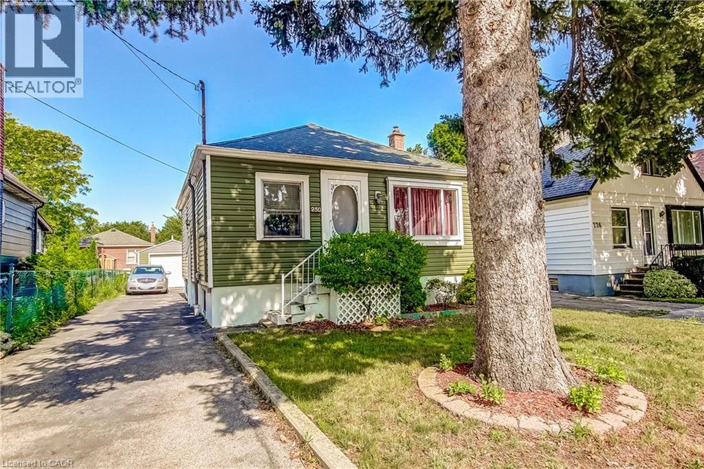 230 East 33rd Street, Hamilton, Ontario  L8V 3T6 - Photo 2 - 40852946