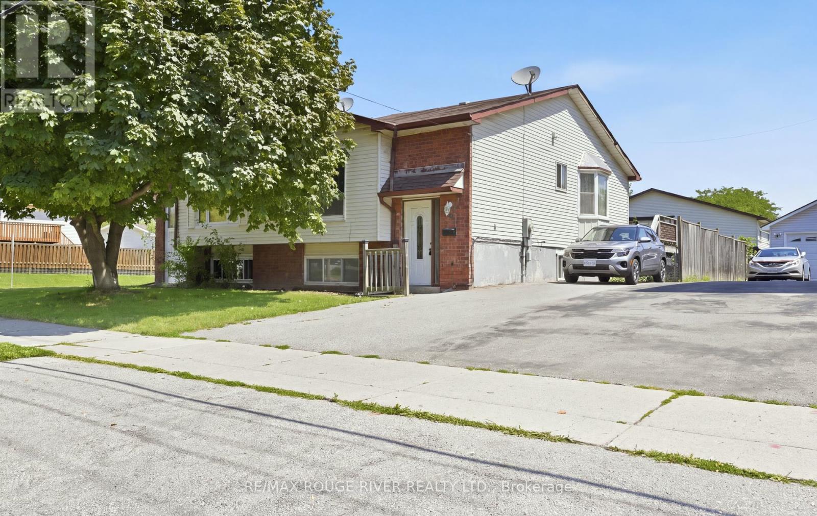 923 Glen Street, Oshawa, Ontario  L1J 3T9 - Photo 2 - E13638656