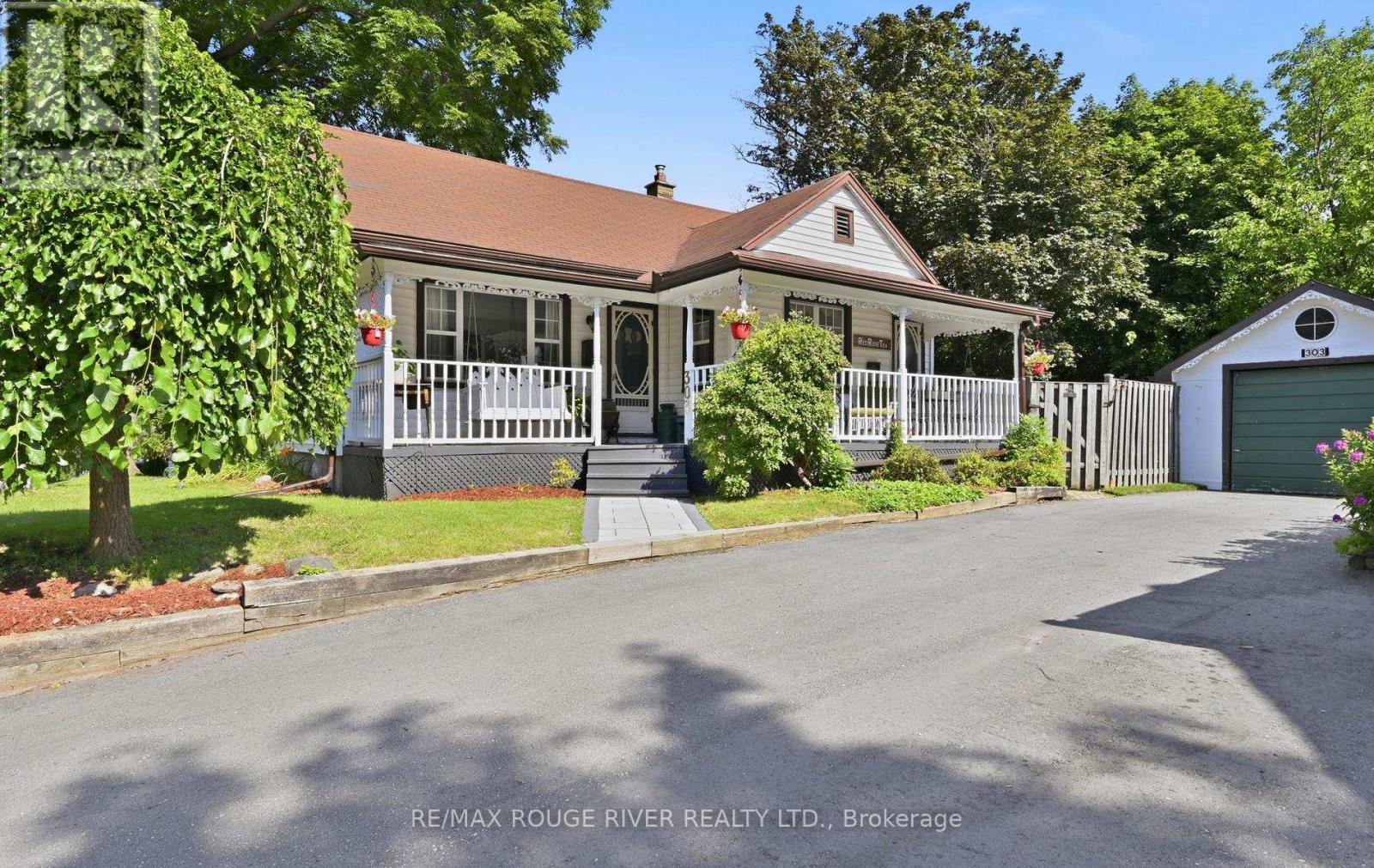 303 Burns Street E, Whitby, Ontario  L1N 1J7 - Photo 2 - E13638806