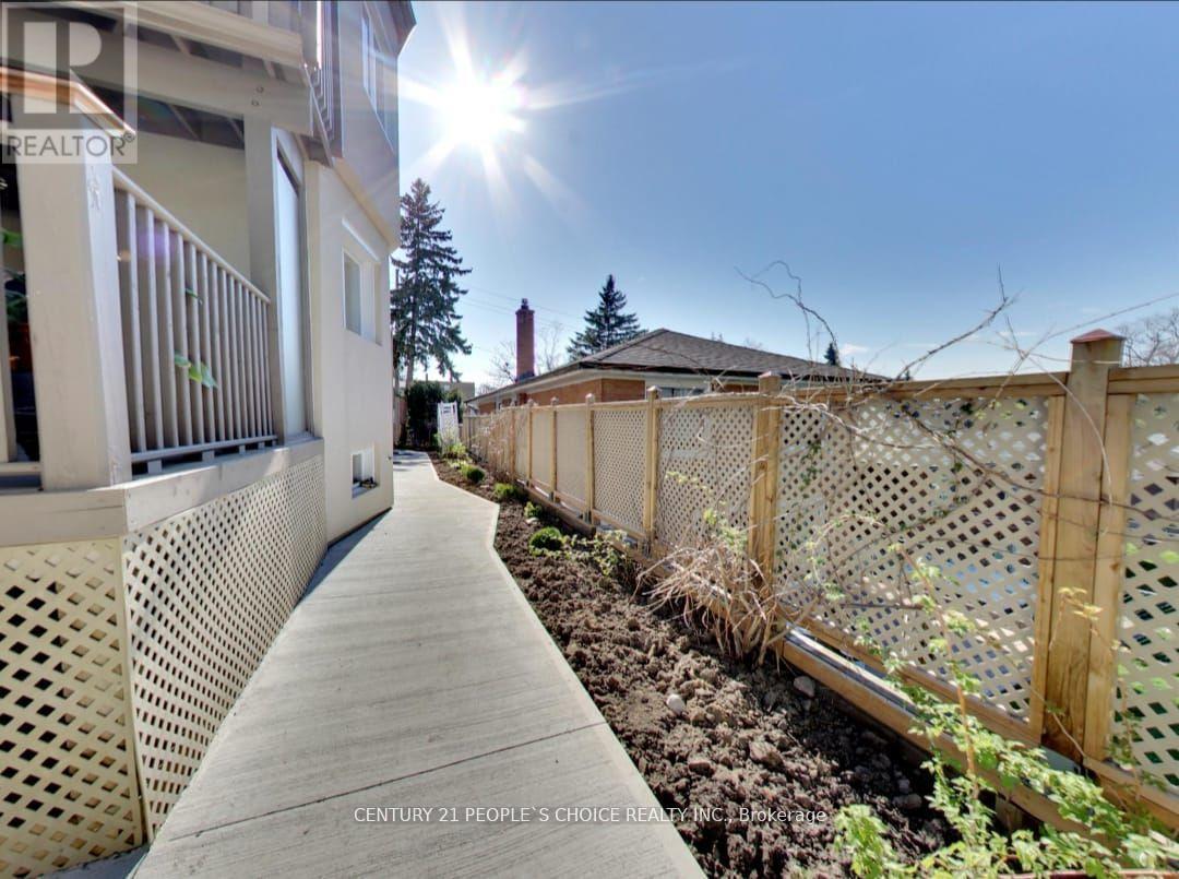 63 Stephen Drive, Toronto, Ontario  M8Y 3M8 - Photo 2 - W13638848