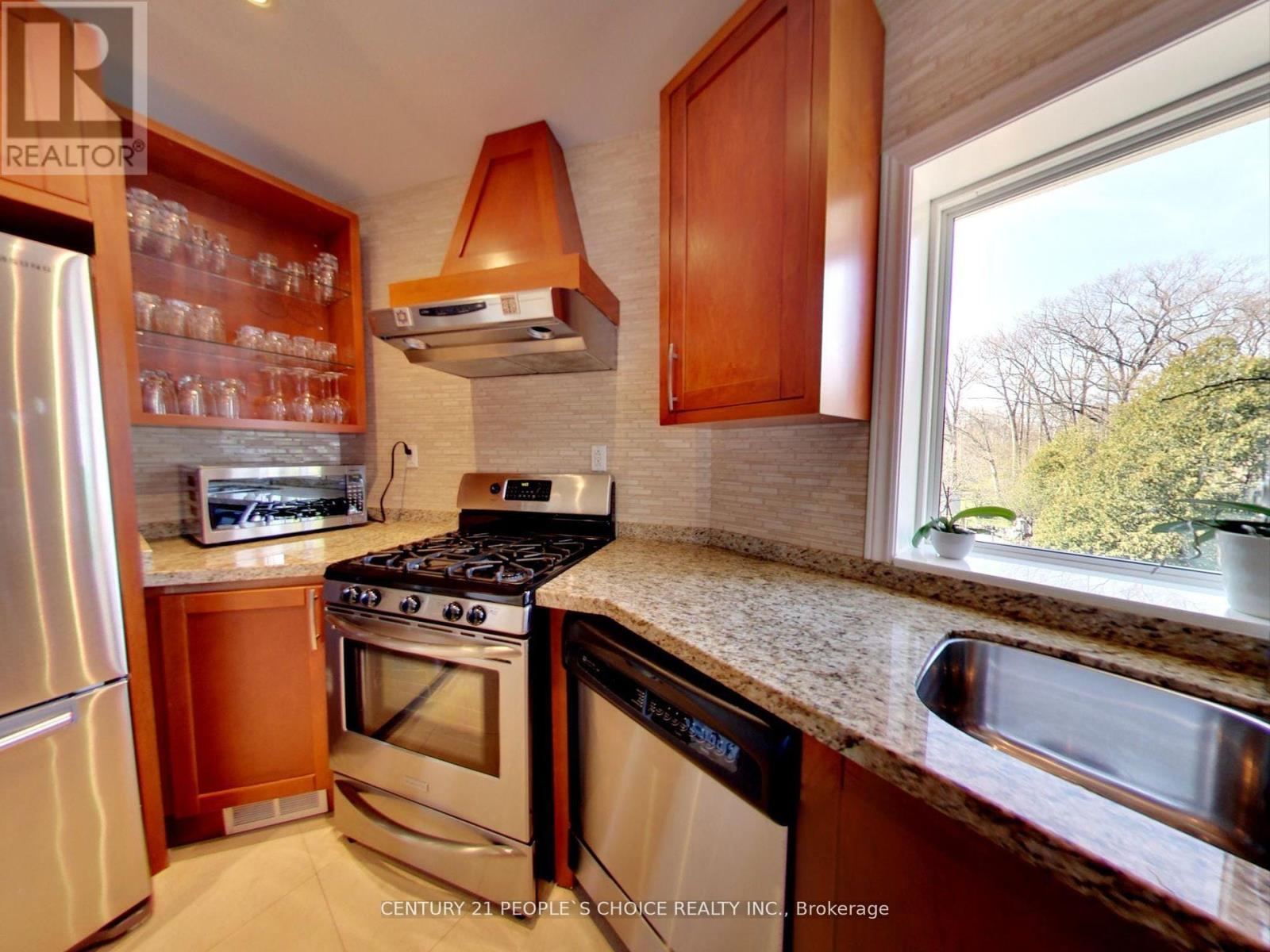 63 Stephen Drive, Toronto, Ontario  M8Y 3M8 - Photo 3 - W13638848