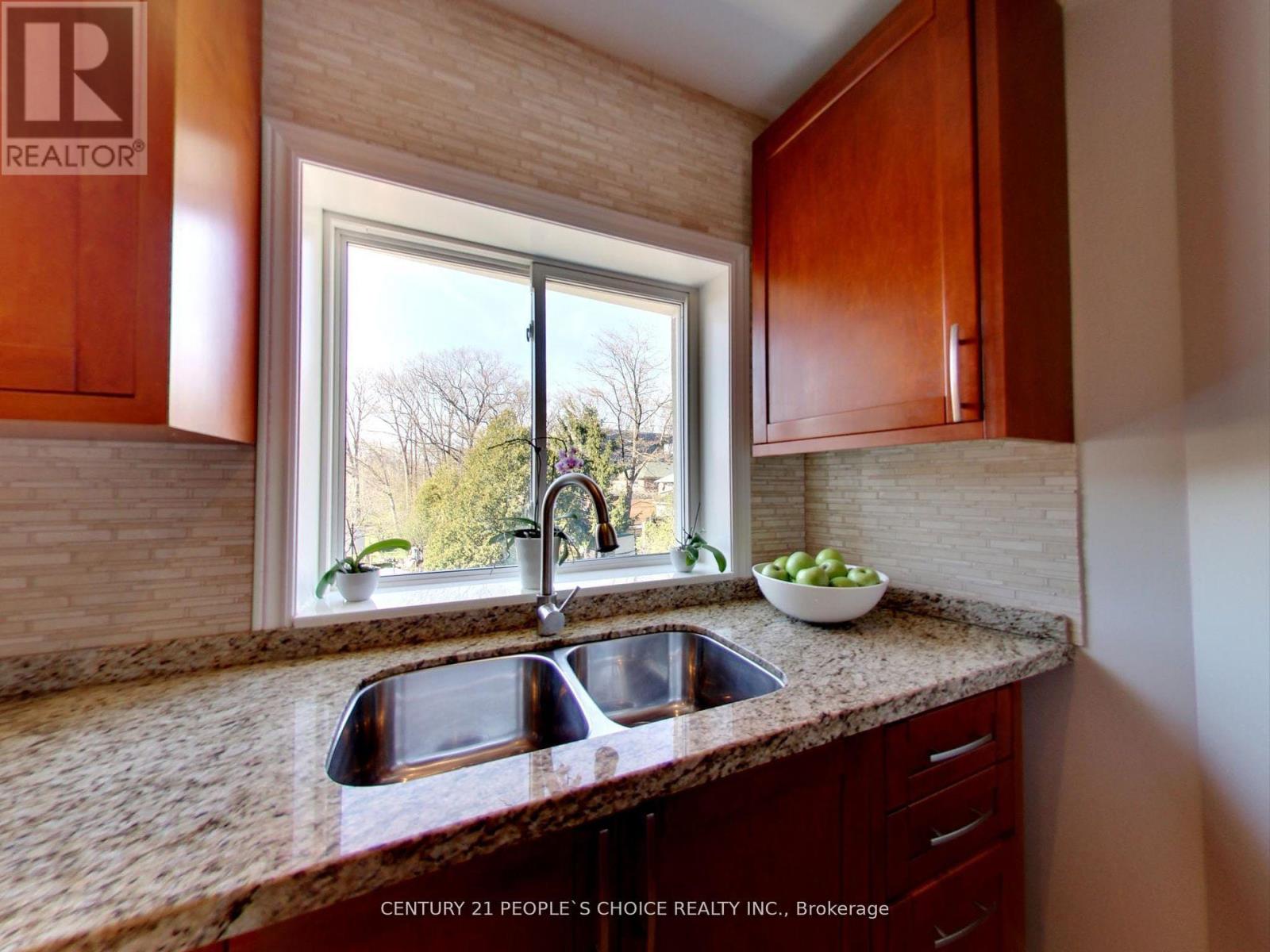 63 Stephen Drive, Toronto, Ontario  M8Y 3M8 - Photo 4 - W13638848