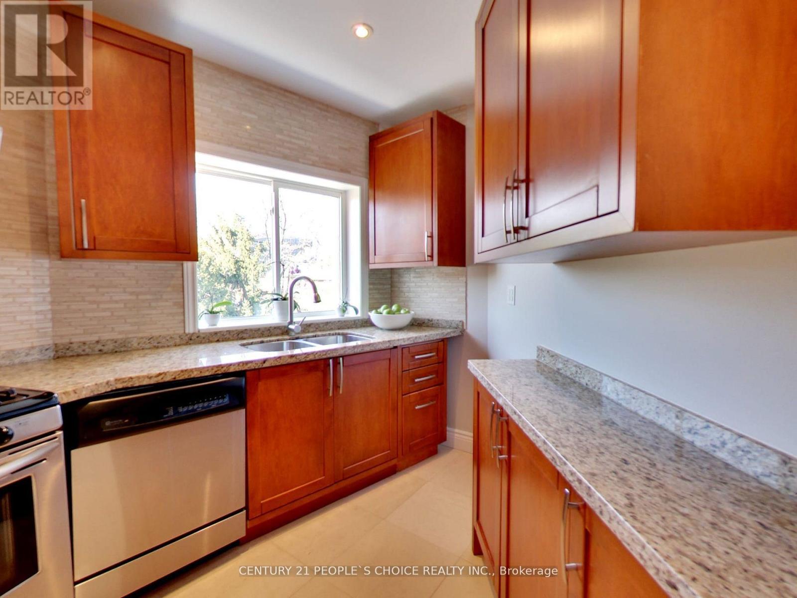 63 Stephen Drive, Toronto, Ontario  M8Y 3M8 - Photo 5 - W13638848