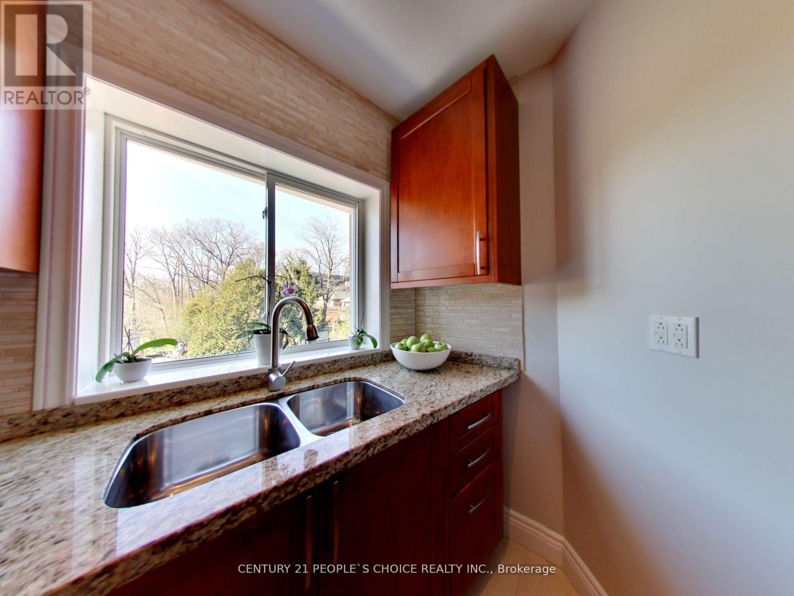 63 Stephen Drive, Toronto, Ontario  M8Y 3M8 - Photo 6 - W13638848