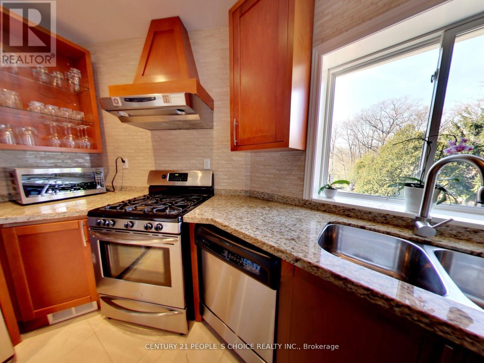 63 Stephen Drive, Toronto, Ontario  M8Y 3M8 - Photo 7 - W13638848