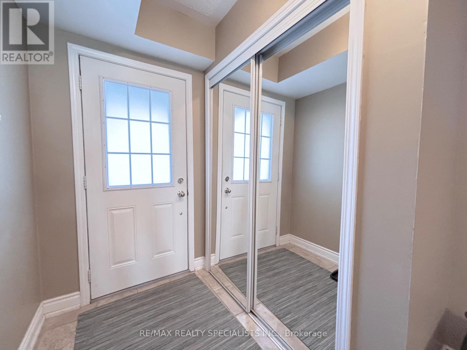 53 - 470 Beach Boulevard, Hamilton, Ontario  L8H 6X2 - Photo 2 - X13638544