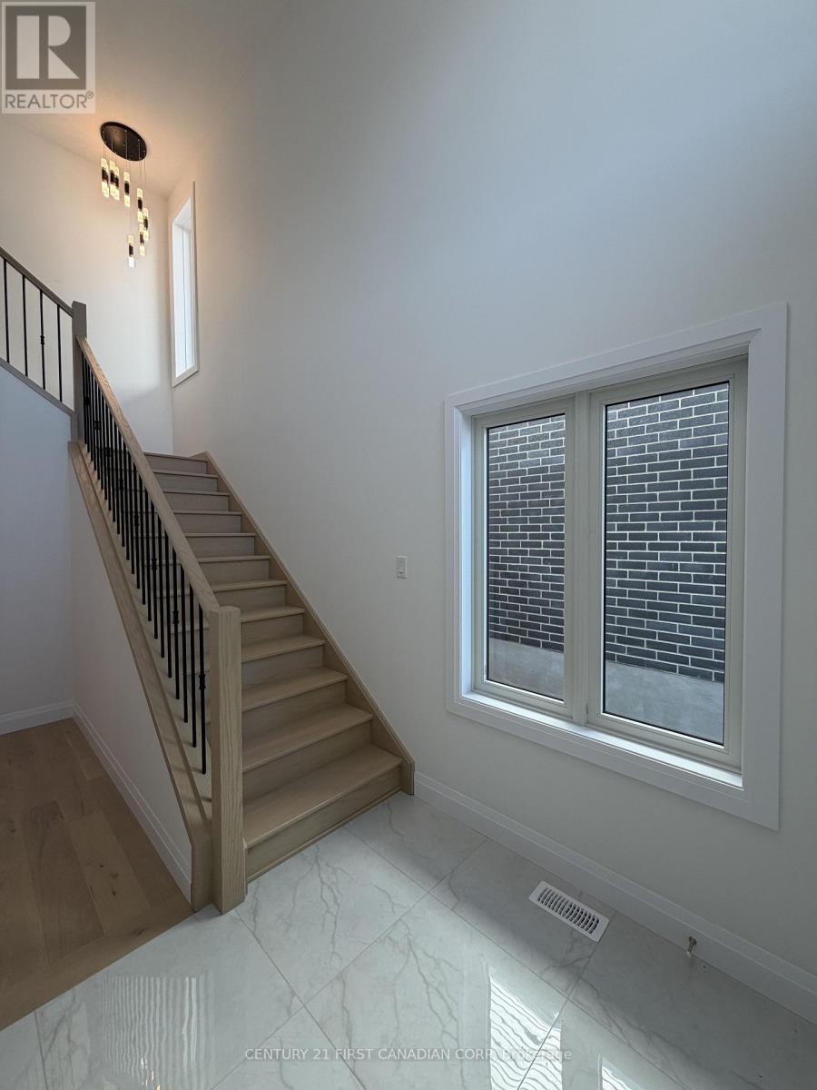 Upper - 1045 Karenana Road, London South, Ontario  N6M 0K2 - Photo 3 - X13635320