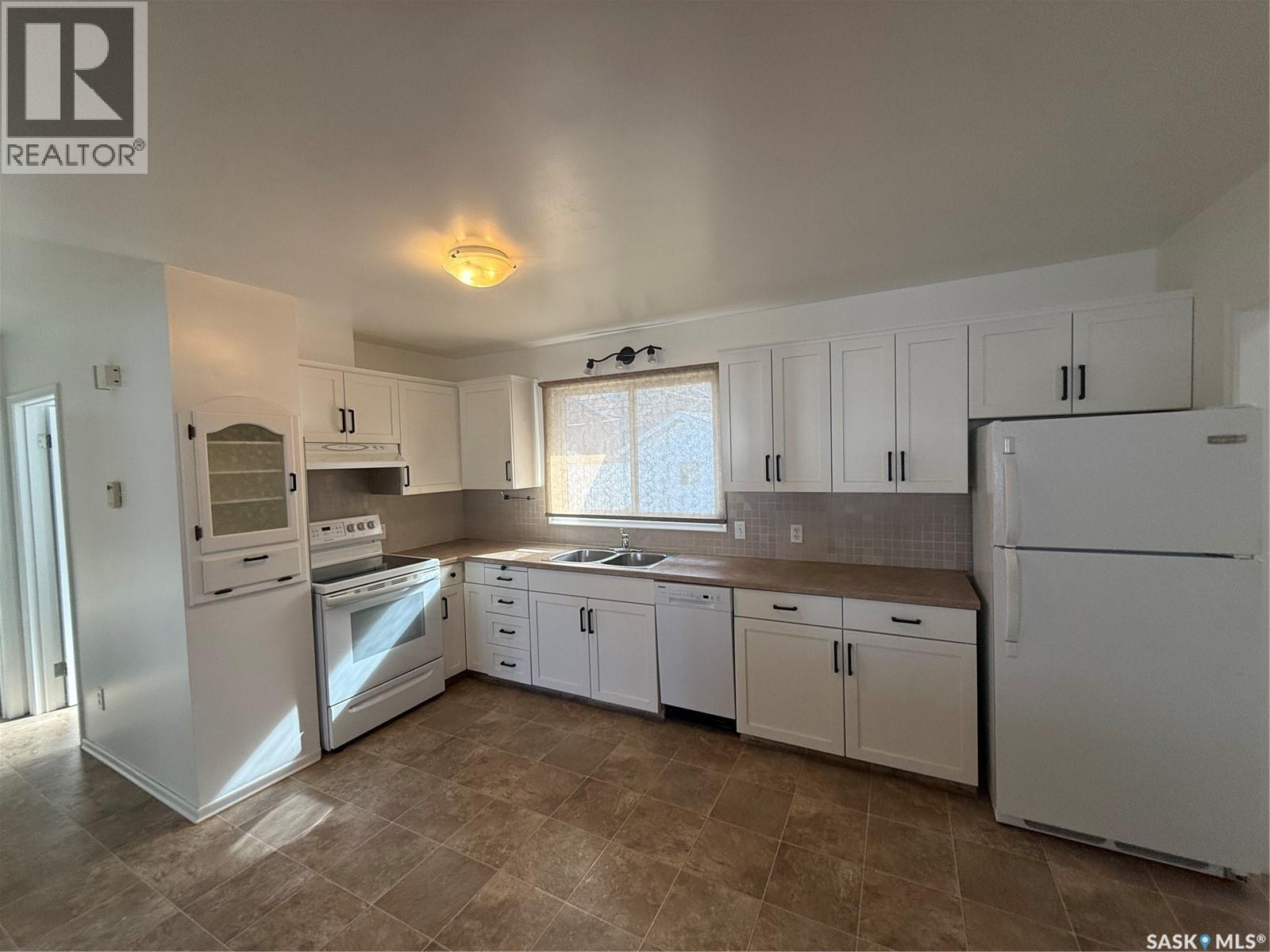 302 3rd Avenue E, Assiniboia, Saskatchewan  S0H 0B0 - Photo 5 - SK030778